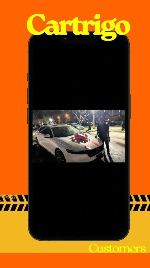 Cliente con su carro nuevo con moño rojo