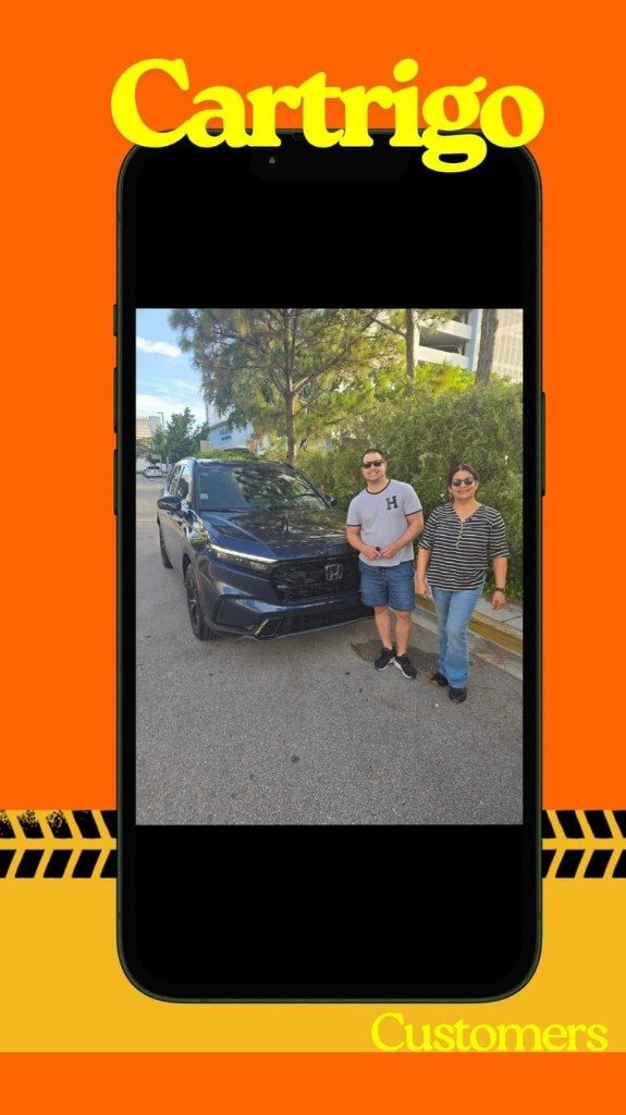Pareja feliz con su Honda CR-V