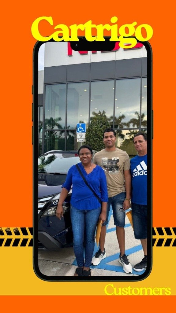 Familia feliz con su vehículo nuevo